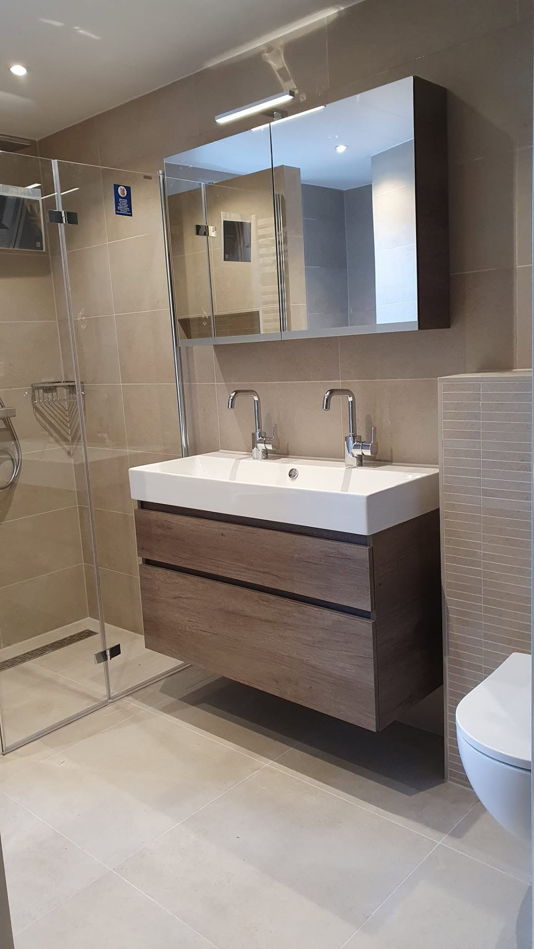 Toilet met houten lambrisering